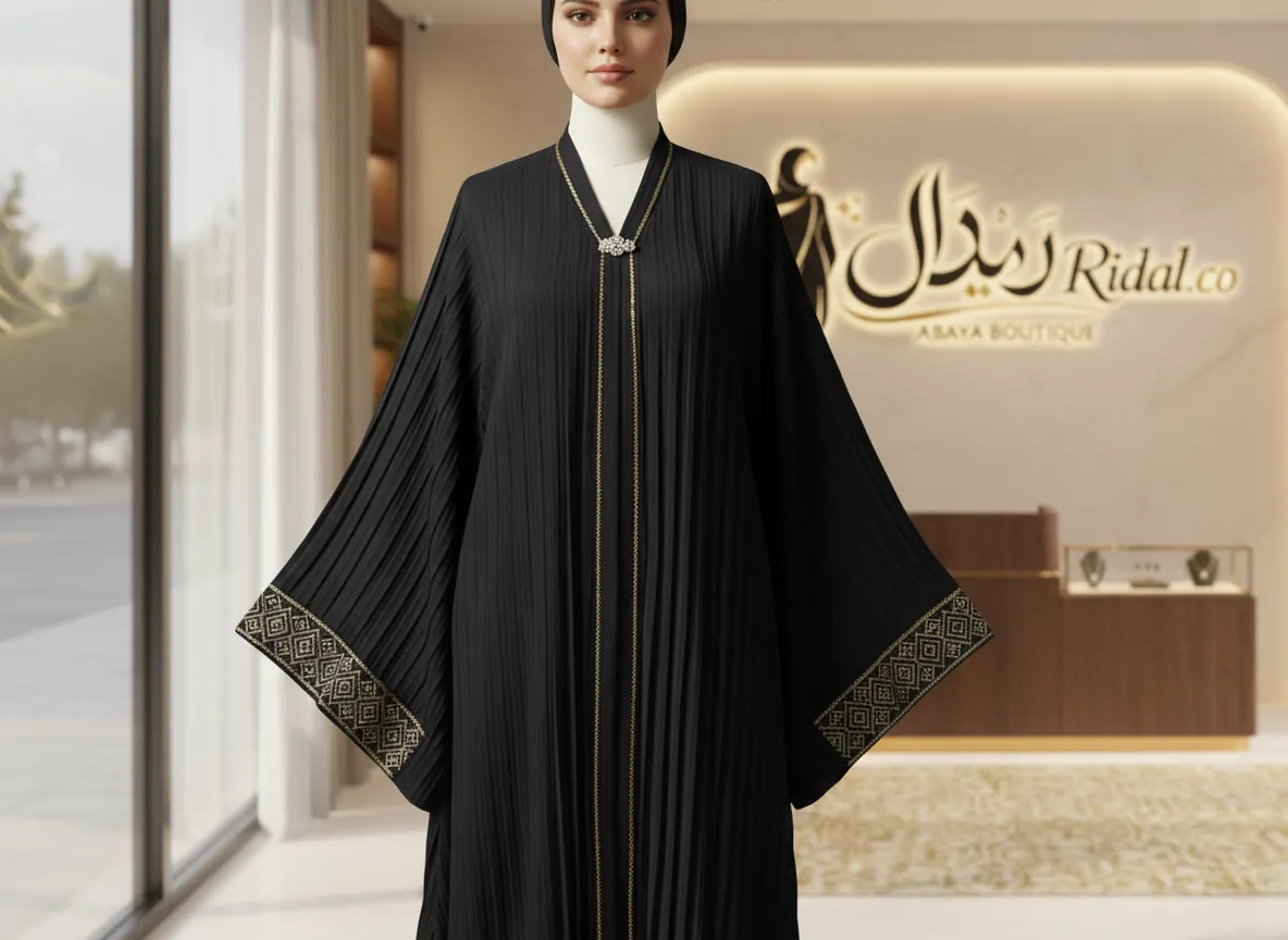 عباية سوداء بكسرات ناعمة وتطريز ذهبي فاخر على الأكمام - تصميم ملكي راقٍ