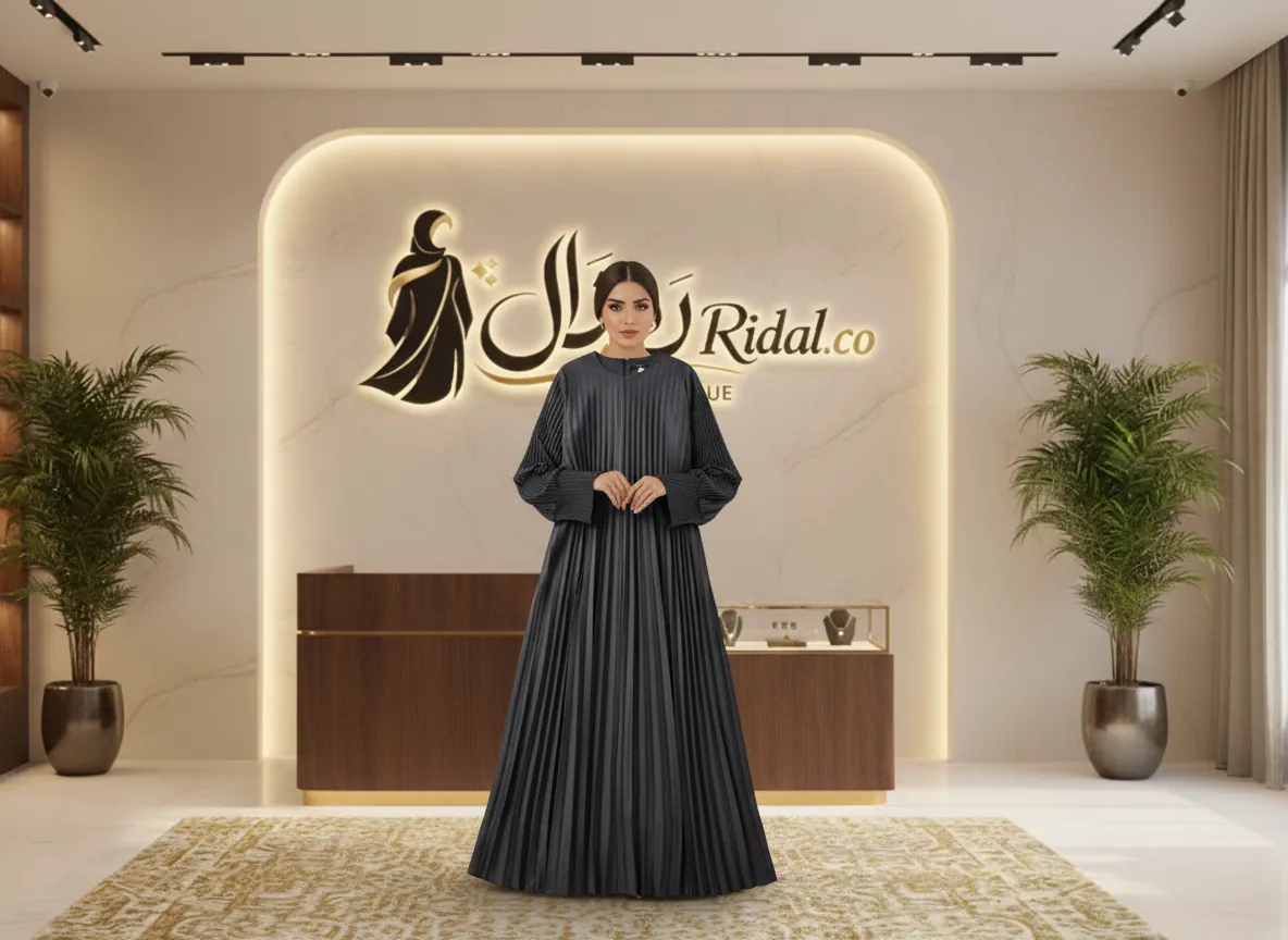 عباية رمادي غامق بكسرات بليسيه كاملة وتصميم عصري فاخر