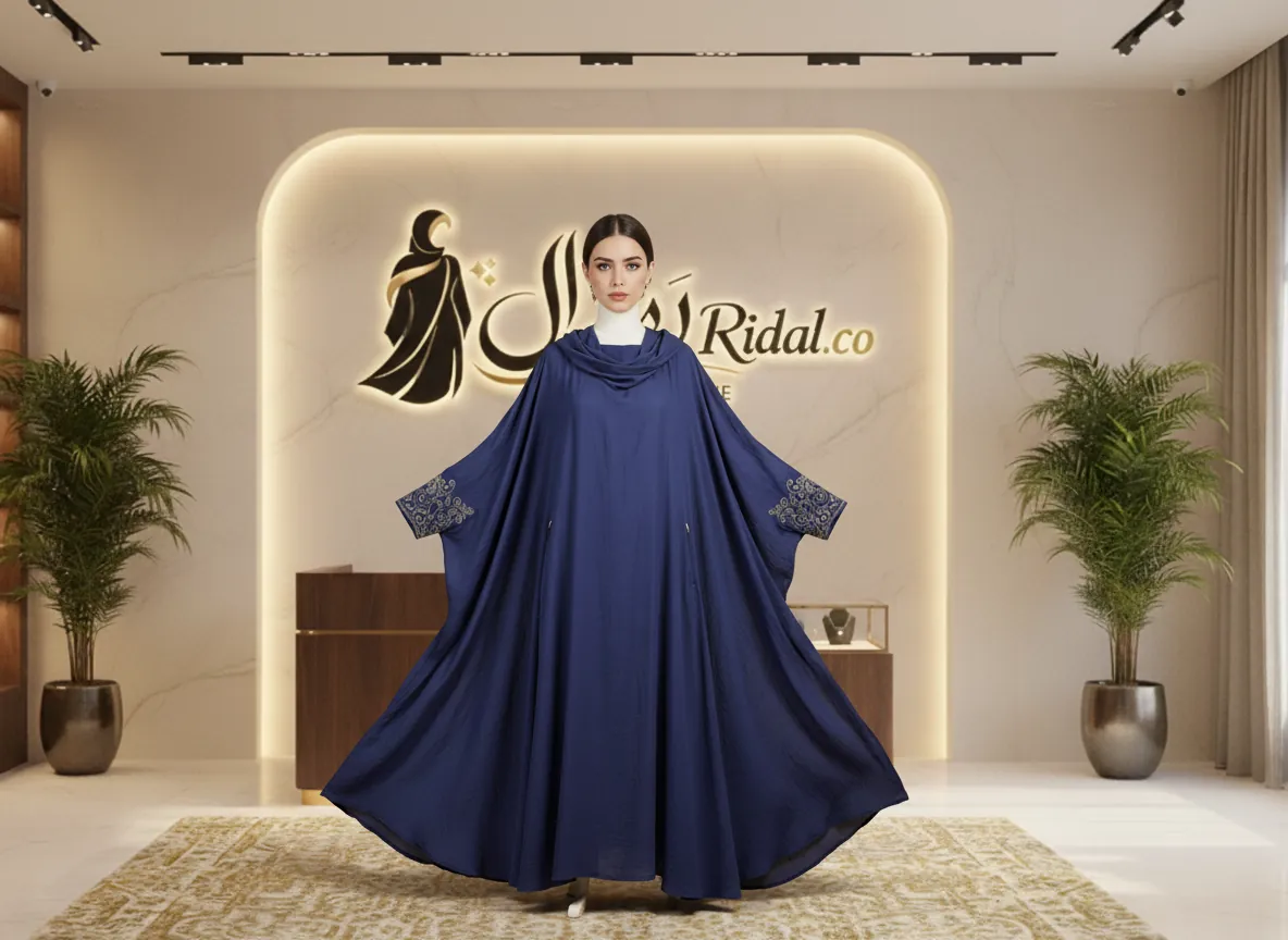عباية سفر كحلية بتصميم فراشة واسعة مع تطريز ذهبي ملكي على الأكمام