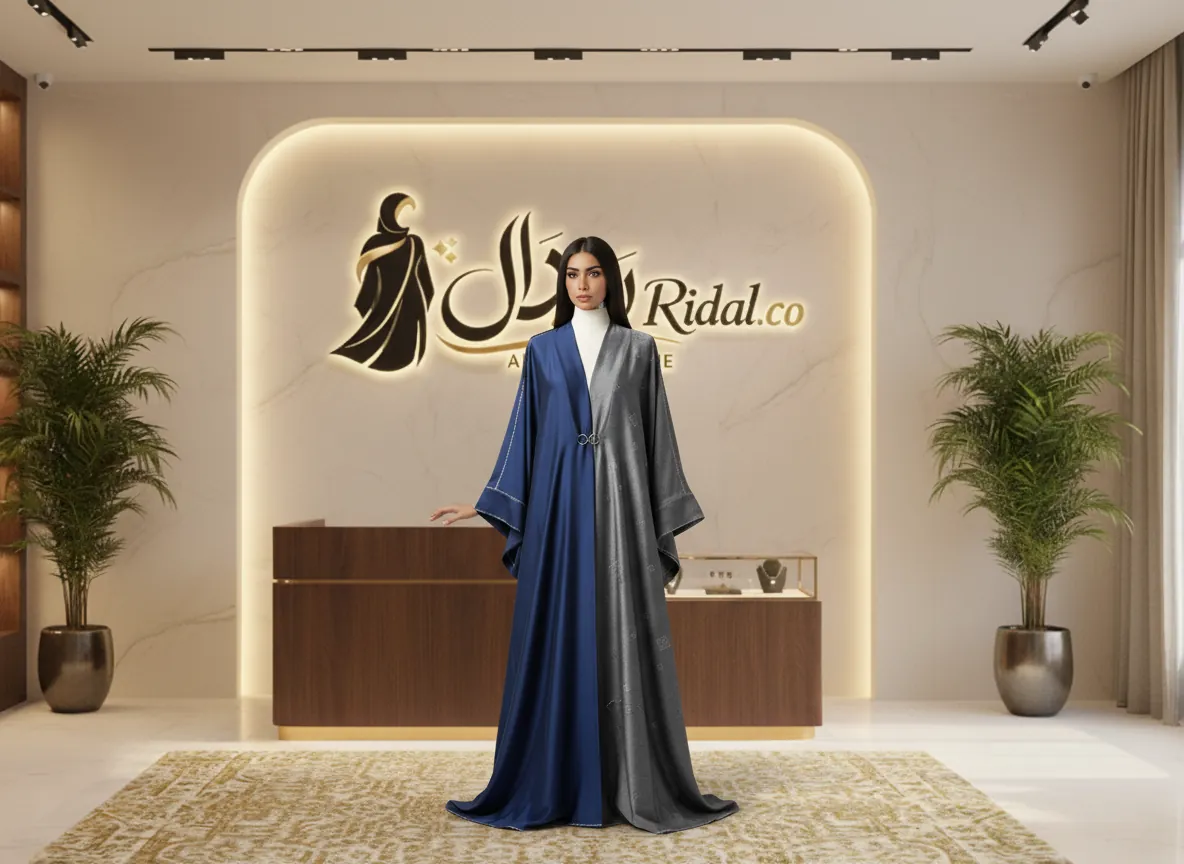 عباية دبل فيس ملكية بتصميم وجهين بلون كحلي ساتان ورمادي منقوش مع مشبك معدني أنيق - SE709